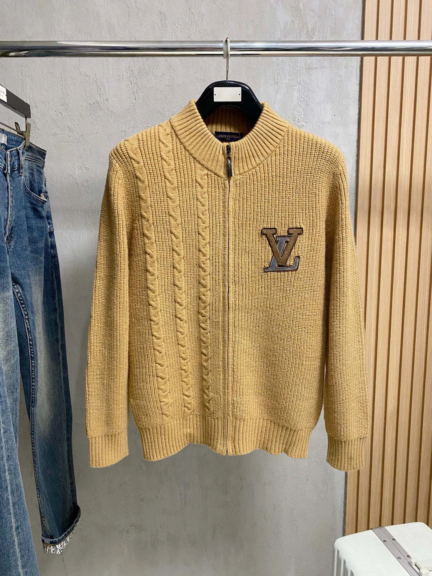 🅿️560 【LV Louis Vuitton】Autumn and winter classic cardigan sweater, in full condition! ! ! Wool blended fabric, the latest model in 2025, golden ratio! ! Slim-fitting soft gold, versatile and practical item, the combination and practicality are extremely powerful, simple and elegant, and classy! To create your own style, it is highly recommended to buy it in two colors. The standard slim fit tailoring process is suitable for both young and old men. It is knitted from wool and will not cause any discomfort! While keeping warm, it is stylish, textured and wearable, and the classic logo with contrasting colors on the chest feels in place! ! Recommended for regular customers! ! Size M-3XL (maximum wear: 190 pounds)